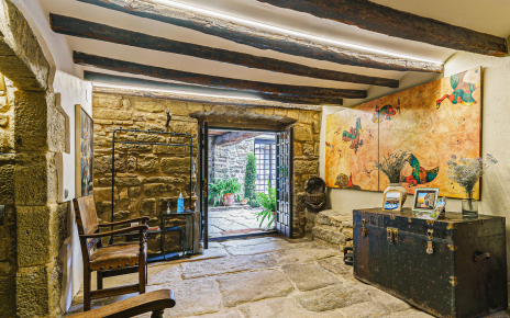 Acceso principal al interior de la Masía desde patio